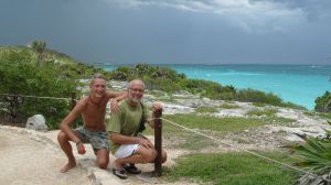 Vater und Sohn vor dem Unwetter in der Karibik